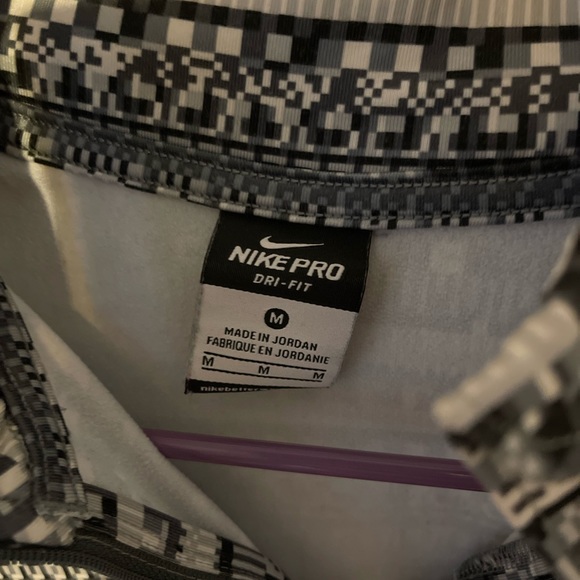 Nike pro half zip in perfect condition no cracking on logo and no pilling - Picture 2 of 4